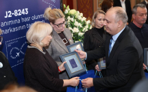 Ailələri qəzaya həsr olunan poçt markasının təqdimatında