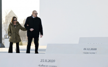 Prezidentin ayaq saxladığı pilləkənlərdə nə yazılıb?