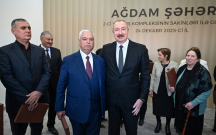 saatlarla-ayaq-uste-gozleyirdim-ele-cavab-verirdiniz-mat-olurdu