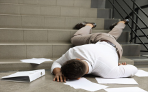 “ASAN Xidmət”də mühafizəçi ilə əlbəyaxa olub pilləkəndən yıxıldılar