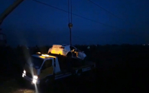 Toya gedirdilər, avtomobilləri kanala düşdü