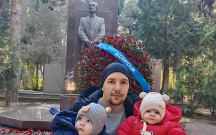 Əkiz nəvələri Elçibəyin məzarı başında