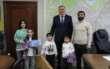 Azərbaycanlı ailəyə hədiyyələr verməsi qalmaqala səbəb oldu