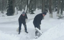 Lukaşenko həyətində qar təmizlədi