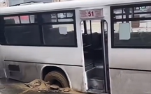 Bakıda sərnişin avtobusu çuxura düşdü