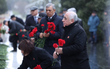 Rəsmilər Şəhidlər xiyabanında