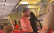 Sərnişin soyunub təyyarədən tullanmağa cəhd etdi