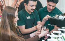 Prezidentin gəlini onlarla kofe hazırladı