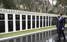 Venslə xanımı Şəhidlər xiyabanında