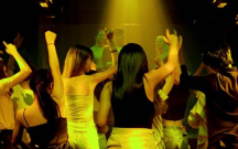 Bakıda “pub”da çəkdiyi əxlaqsız videoları paylaşdı