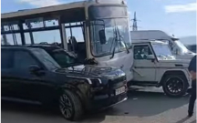 Avtobus iki bahalı avtomobilin arasında sıxışıb qaldı