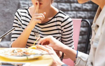 Restoranda rəfiqəsinin 5 minlik qızılını oğurladı