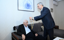 Samir Nuriyev Nəriman Həsənzadəyə orden təqdim etdi