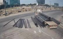 “Bağırov” körpüsündə yük maşından yola dağıldı