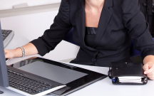 Dövlət qulluqçularının maaşının baza hissəsi artırılır