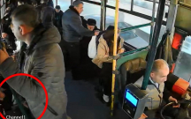 avtobusda-diger-sernisinin-pul-kisesini-bele-ele-kecirdi