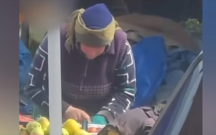 Almanı tüpürcəklə təmizləyən qadın