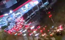 Bu ölkədə qiymət bahalaşdı, yanacağa görə kilometrlərlə tıxac yarandı