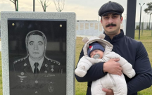 Oğlu və nəvəsi məzarı başında...