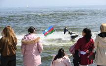 paytaxtda-xezerin-sulari-avarcekme-ve-yelkenli-qayiqlarla-bezendi