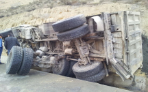 Kəlbəcərdə yük maşını aşdı