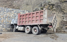 Kəlbəcərdə yük maşını aşdı