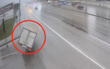 Yağışlı havada Bakıda yük maşını belə aşıb