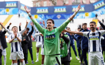 Qapıçı öz yerindən rəqib qapıya qol vurdu