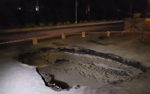 Çobanzadə küçəsində yol çökdü, böyük çuxur yarandı