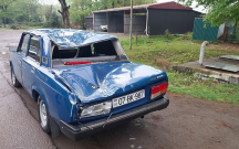 Ağac hərəkətdə olan maşının üstünə aşdı