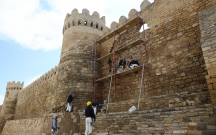 qala-divarinin-dagilan-hissesi-ile-bagli-mutexessisler-celb-edildi