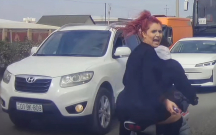 Gənc qızlar yolda motosikletlə təhlükəli hərəkətlər etdilər