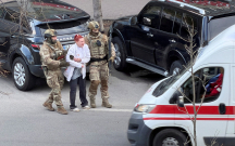 Kiyevdə küçədə insanlara atəş açıldı