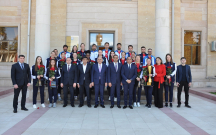 turan-voleybol-klubu-yuksek-liqada-aldigi-qizil-mukafati-rayona-aparib