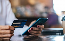 Bank borcu olan müştərinin qohumuna zəng etdi