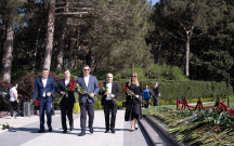 referans-medical-group-kollektivi-ulu-onder-heyder-eliyevin-mezarini-ziyaret-etdi
