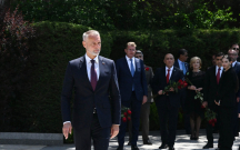 slovakiya-numayende-heyeti-ulu-onderin-mezarini-ziyaret-etdi