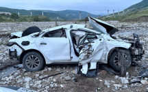 Maşın beton səddə çırpılıb çay yatağına düşdü