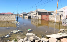 Digah qəsəbəsində gölün bəndi yarıldı, evləri su basdı