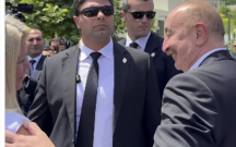Prezident jurnalisti görüb avtomobildən düşdü
