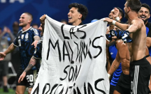 Argentina futbolçuları meydanda siyasi pankart açdı