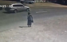 Anasının gözləri qarşısında maşın vurub öldürdü