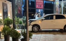 Avtomobil şəhid abidəsinə çırpıldı