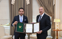 Həmin sertifikatı Prezidentə təqdim etdi