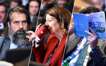 Ayaqda bəzəkli corablar, əldə qırmızı kofe stəkanları...