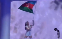 keti-perri-sehneye-azerbaycan-bayragi-ile-cixdi