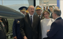 İlham Əliyev xanımı ilə sərgidə