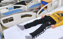 Sinif yoldaşının evdən gətirdiyi şirniyyatı yedilər