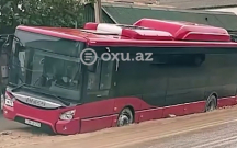 avtobus-yolda-yaranan-cuxura-dusdu