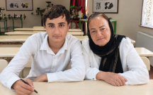 63-yasli-nene-16-yasli-nevesi-ile-eyni-liseyde-oxuyur